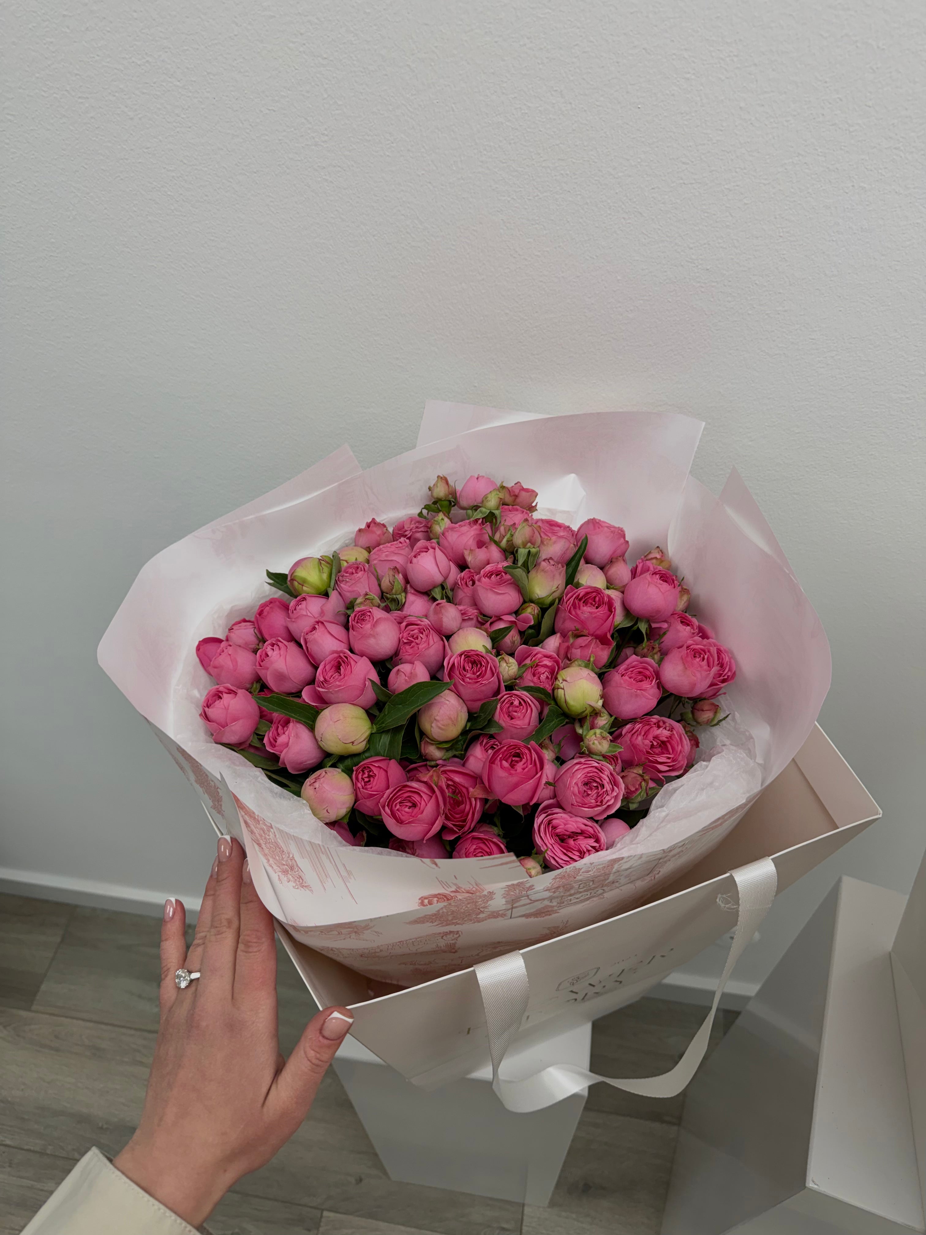 Mono bouquet of spray roses