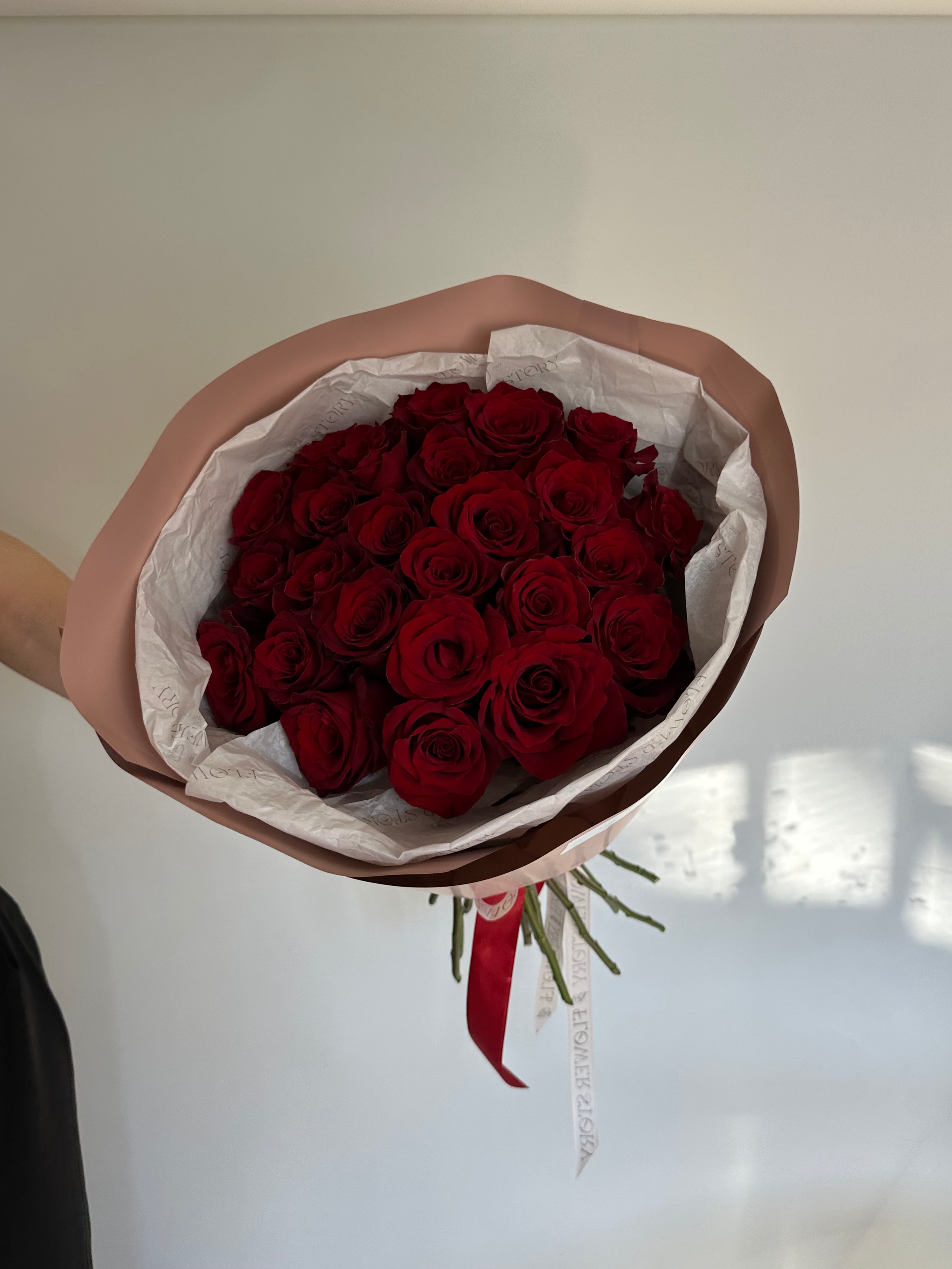 Mono bouquet of 25 red roses