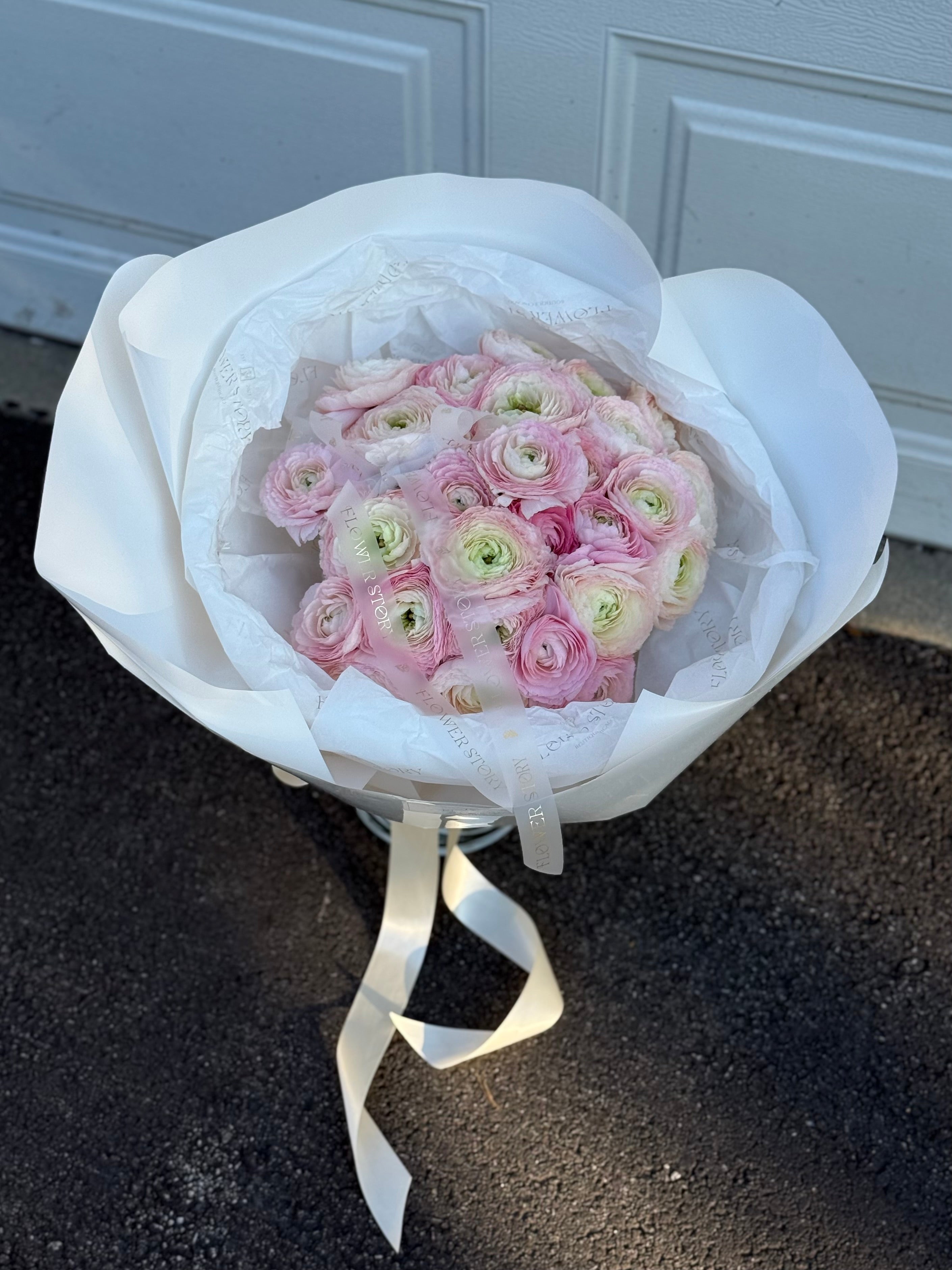 Mono bouquet of 25 pink ranunculus
