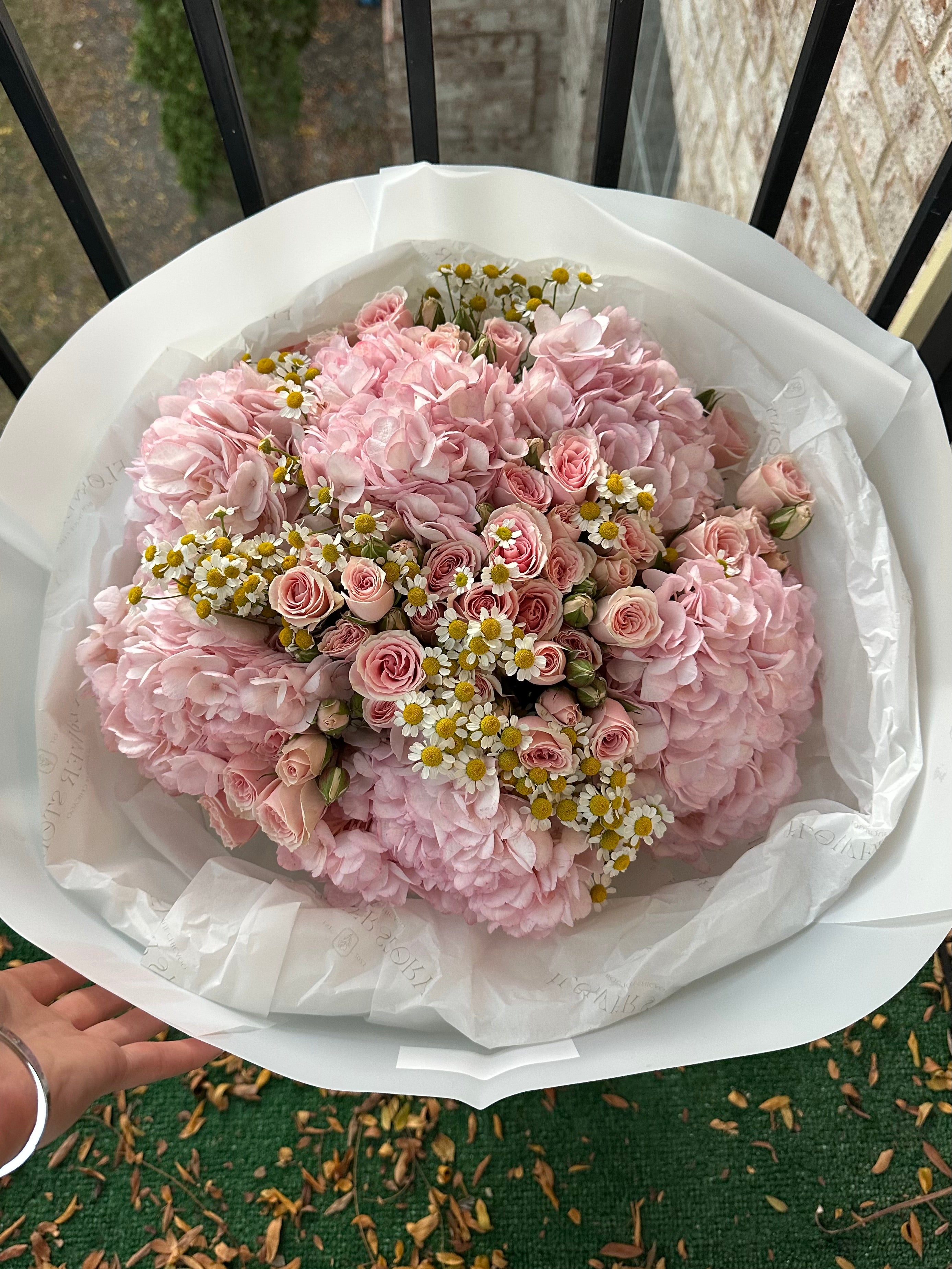 Bouquet with hydrangea, spray roses & daisies