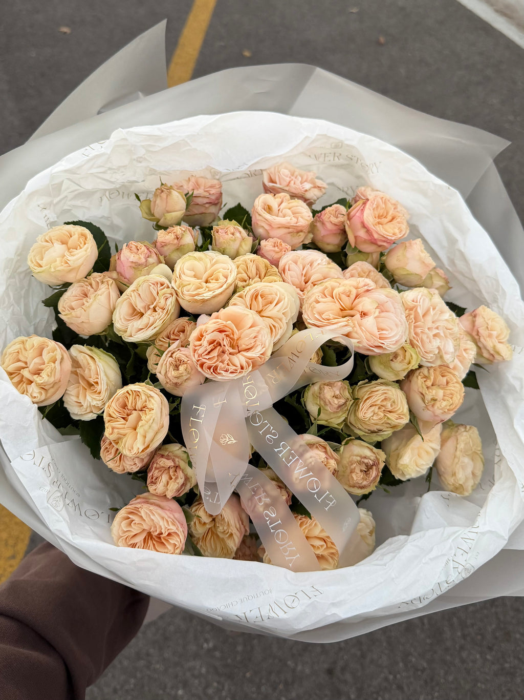 Mono bouquet – peony-like spray roses