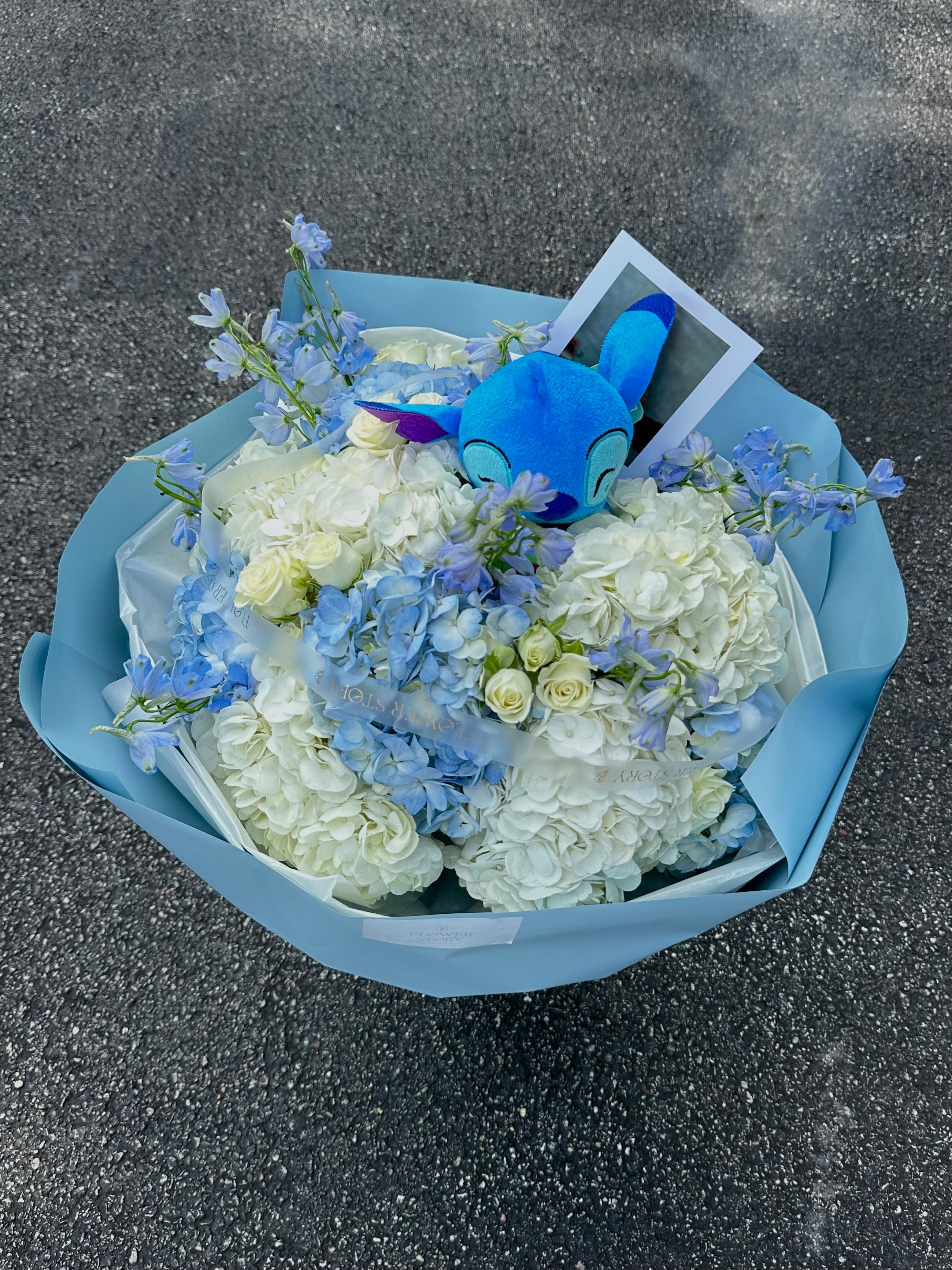White & blue mix bouquet