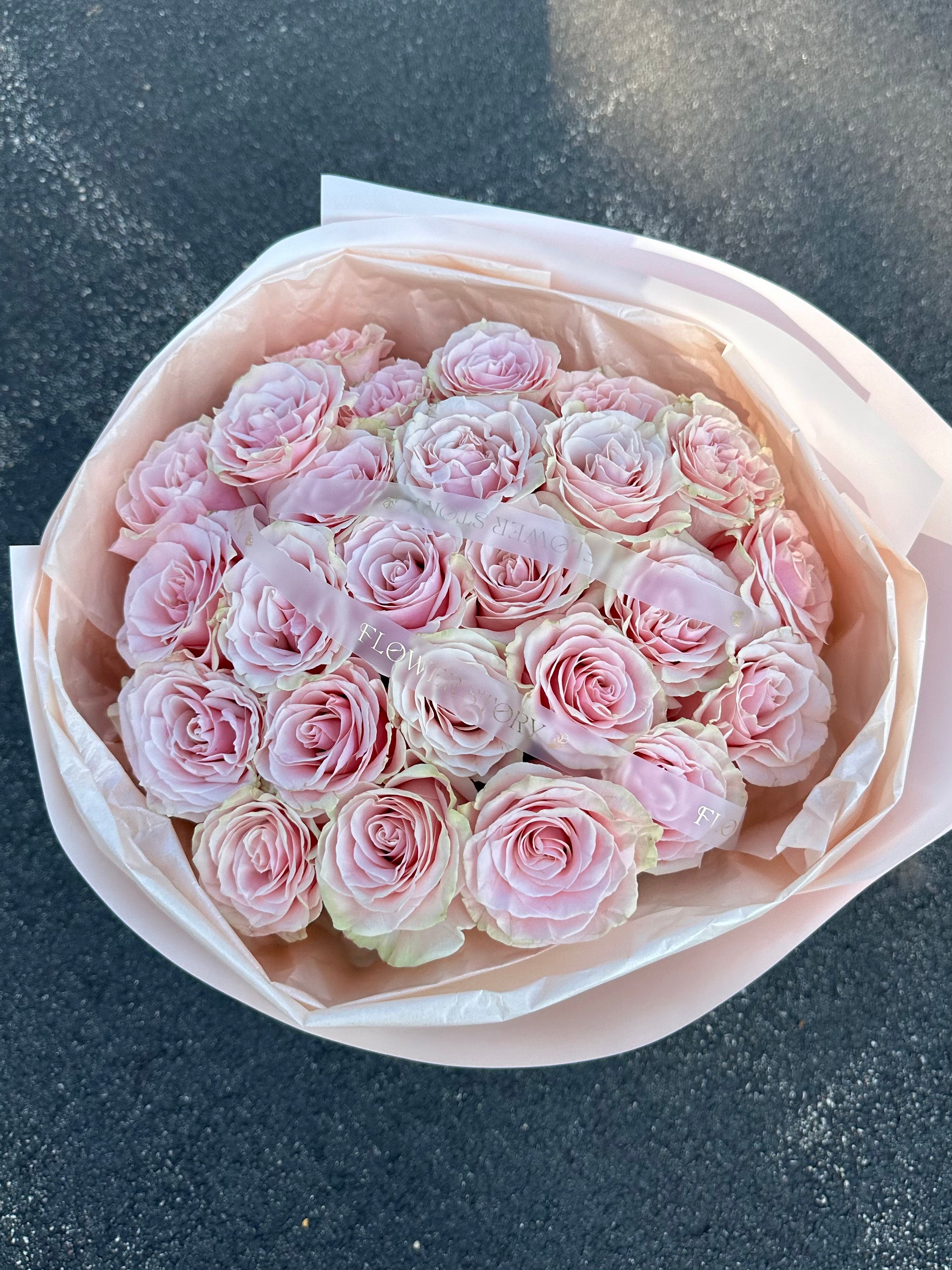 Mono bouquet of 25 soft pink roses