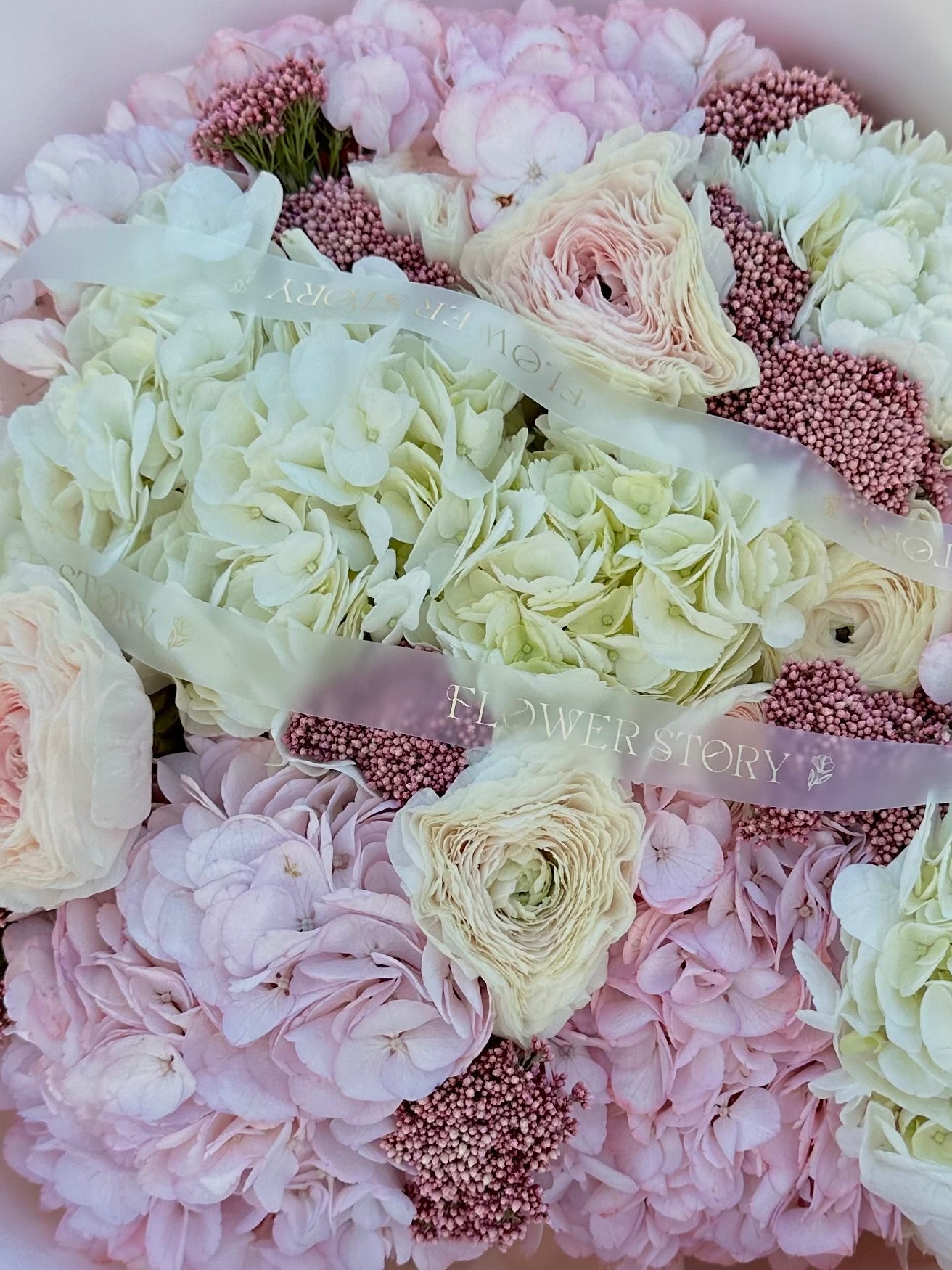 Mix bouquet with ranunculuses & hydrangeas