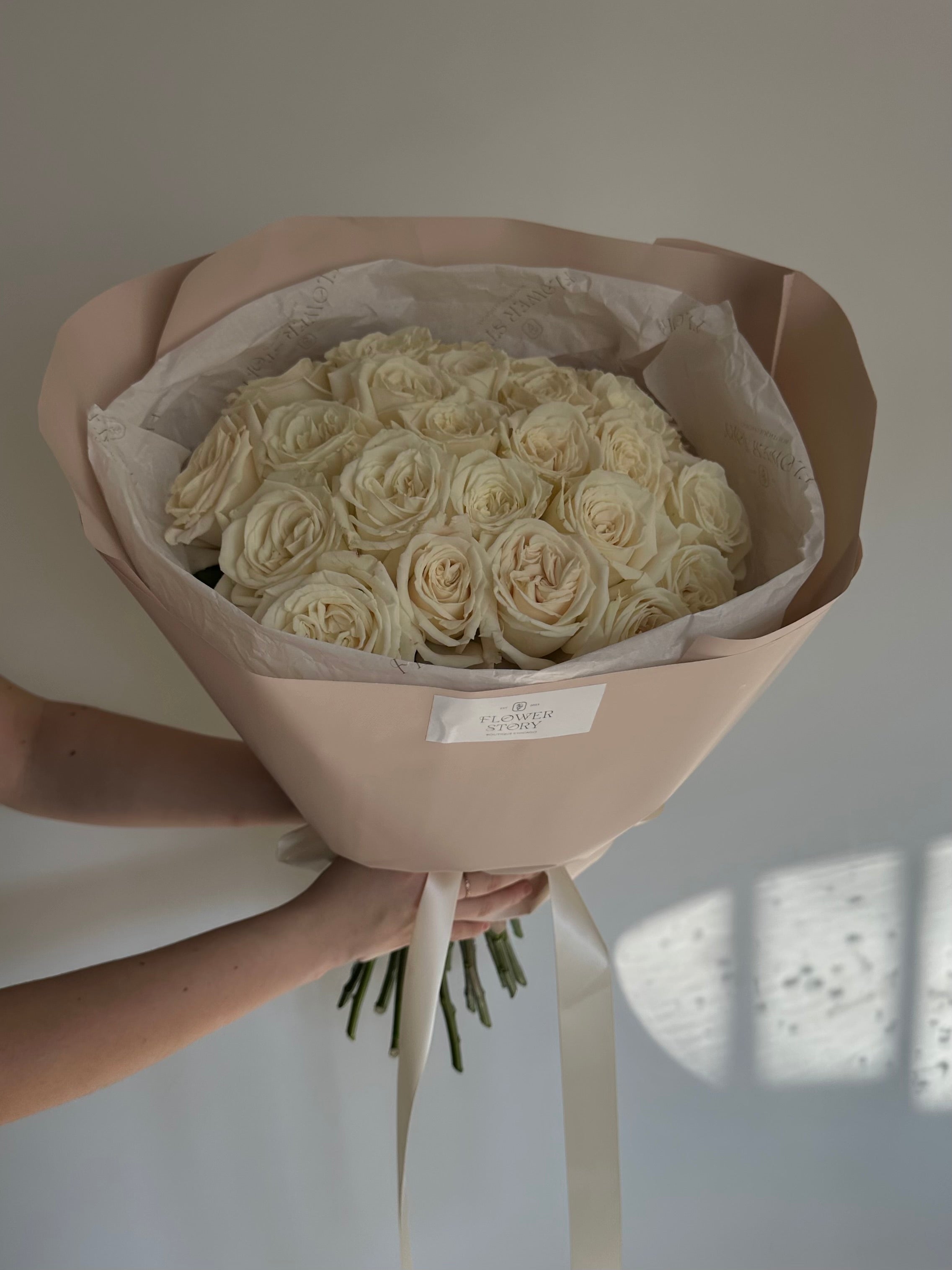Mono bouquet of 25 white roses