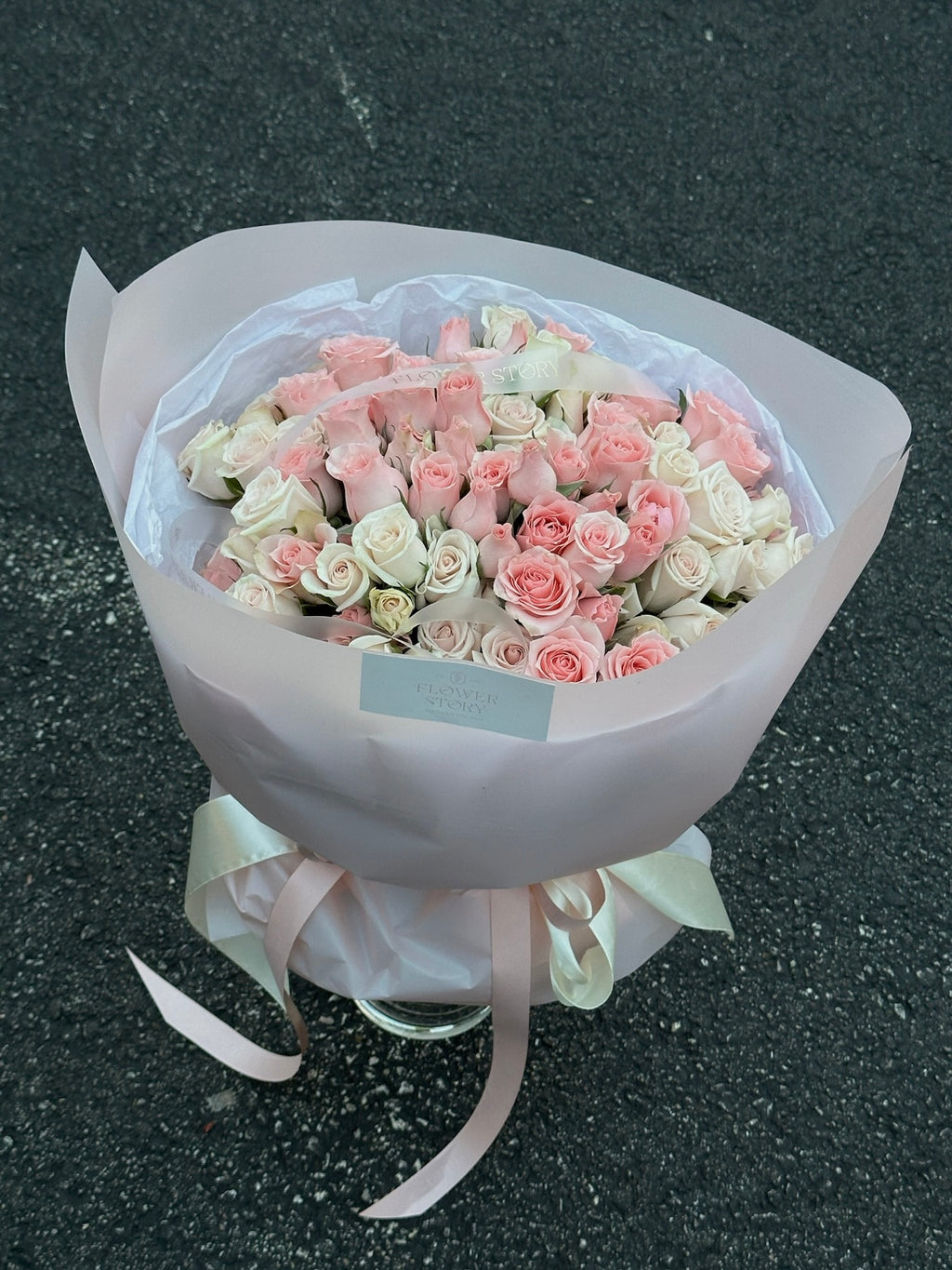 Premium mono bouquet of spray roses