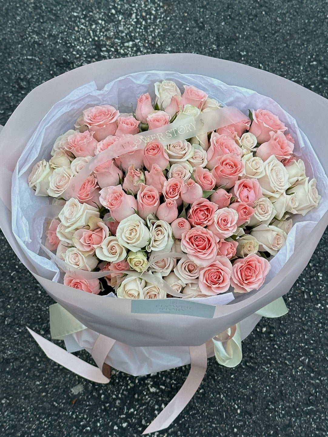 Premium mono bouquet of spray roses
