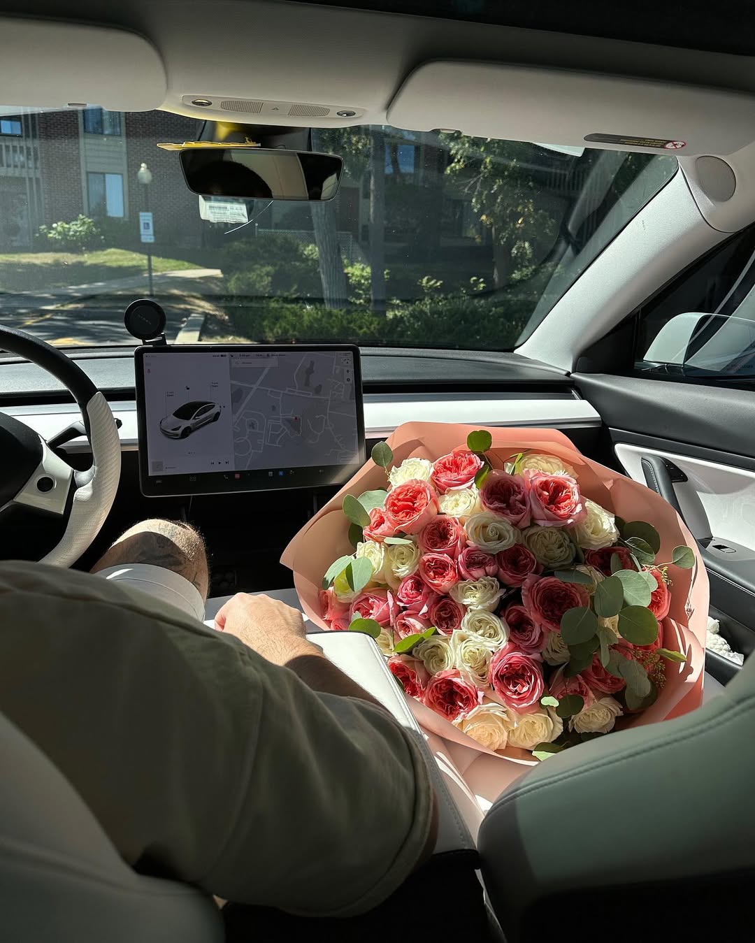 Mono bouquet of Expression roses & white roses